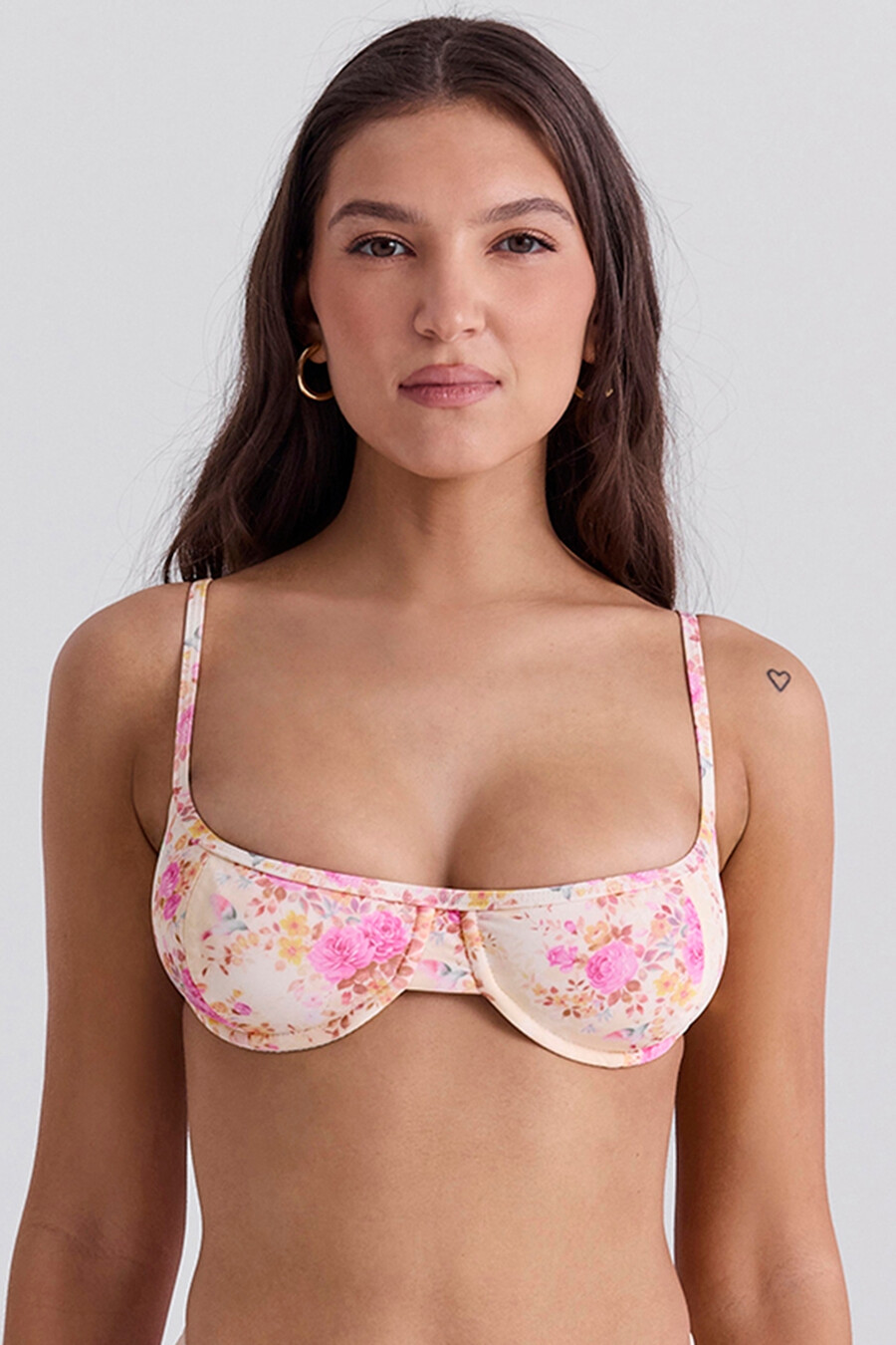 bikini-oberteil mit blumenmuster und bügeln
