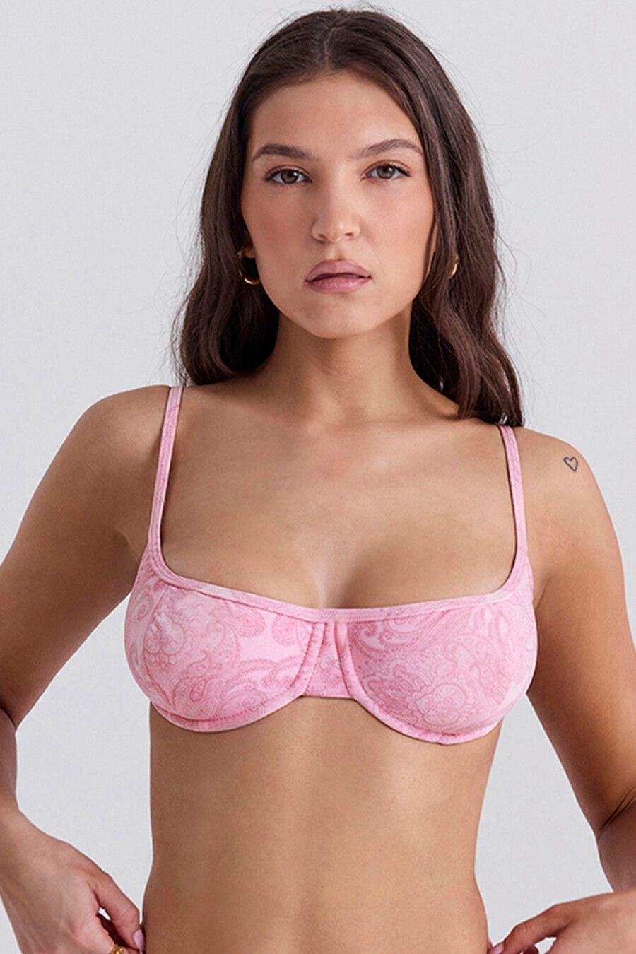 pinkfarbenes bikini-oberteil mit paisley-muster und bügeln