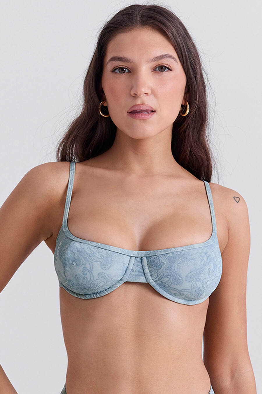 blaues paisley-bikini-oberteil mit bügeln