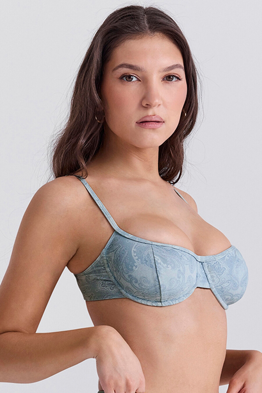 blaues paisley-bikini-oberteil mit bügeln