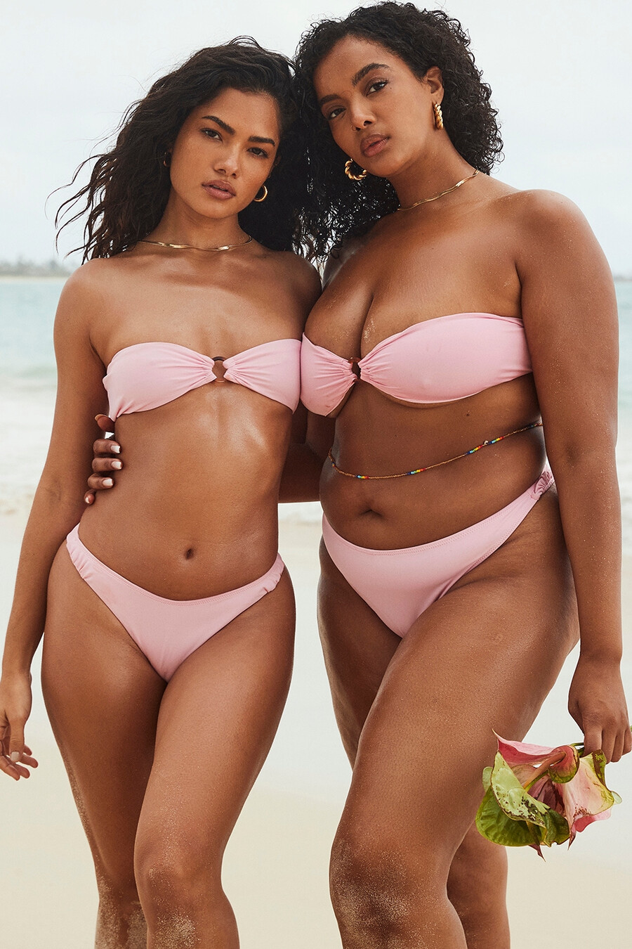 bikinihose mit rüschen und blütenmuster