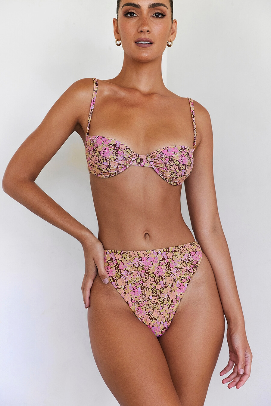 olivgrünes bikinihöschen mit blumenmuster und hohem bund