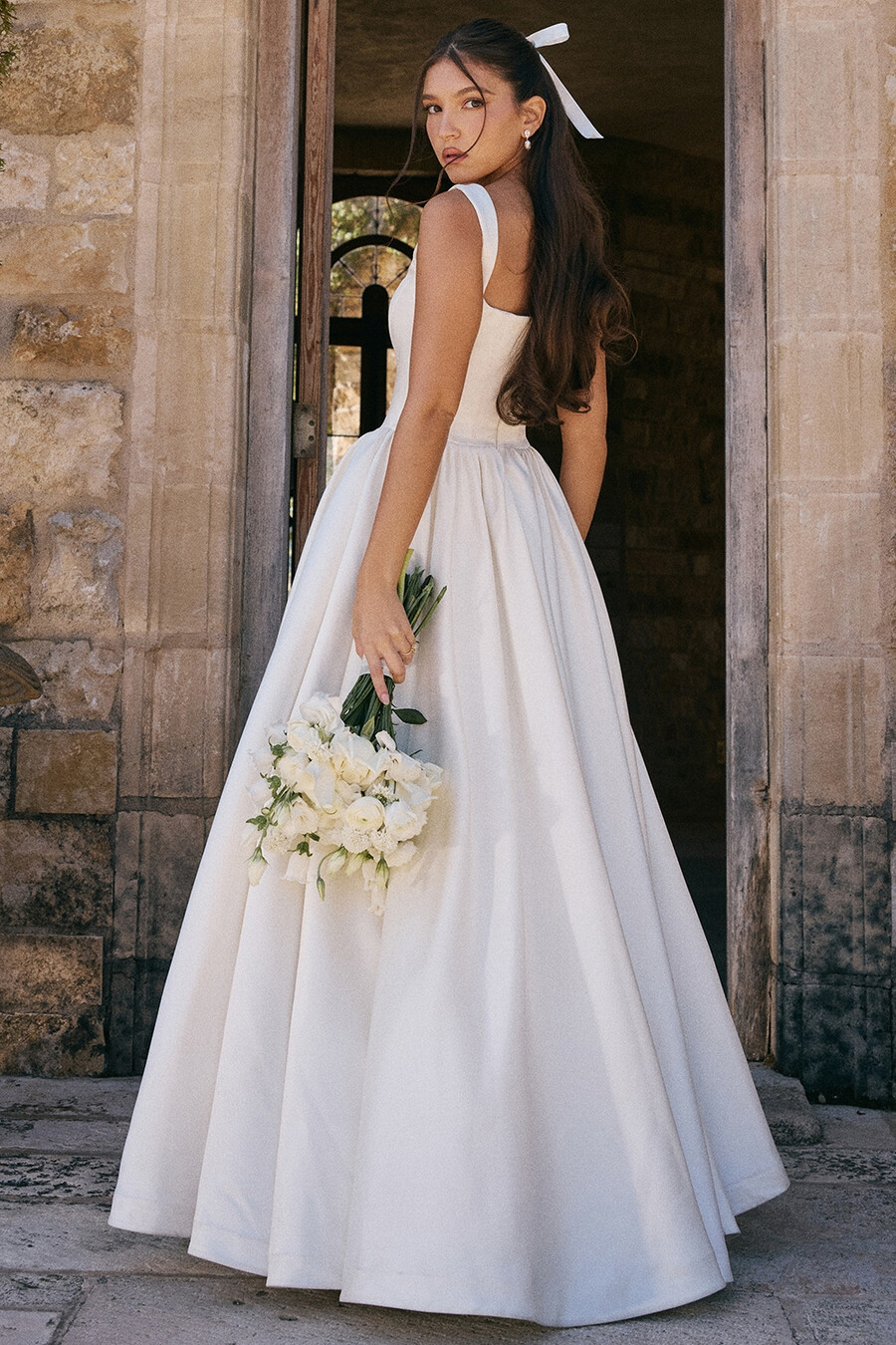 brautkleid aus elfenbeinfarbenem italienischem satin mit korsett