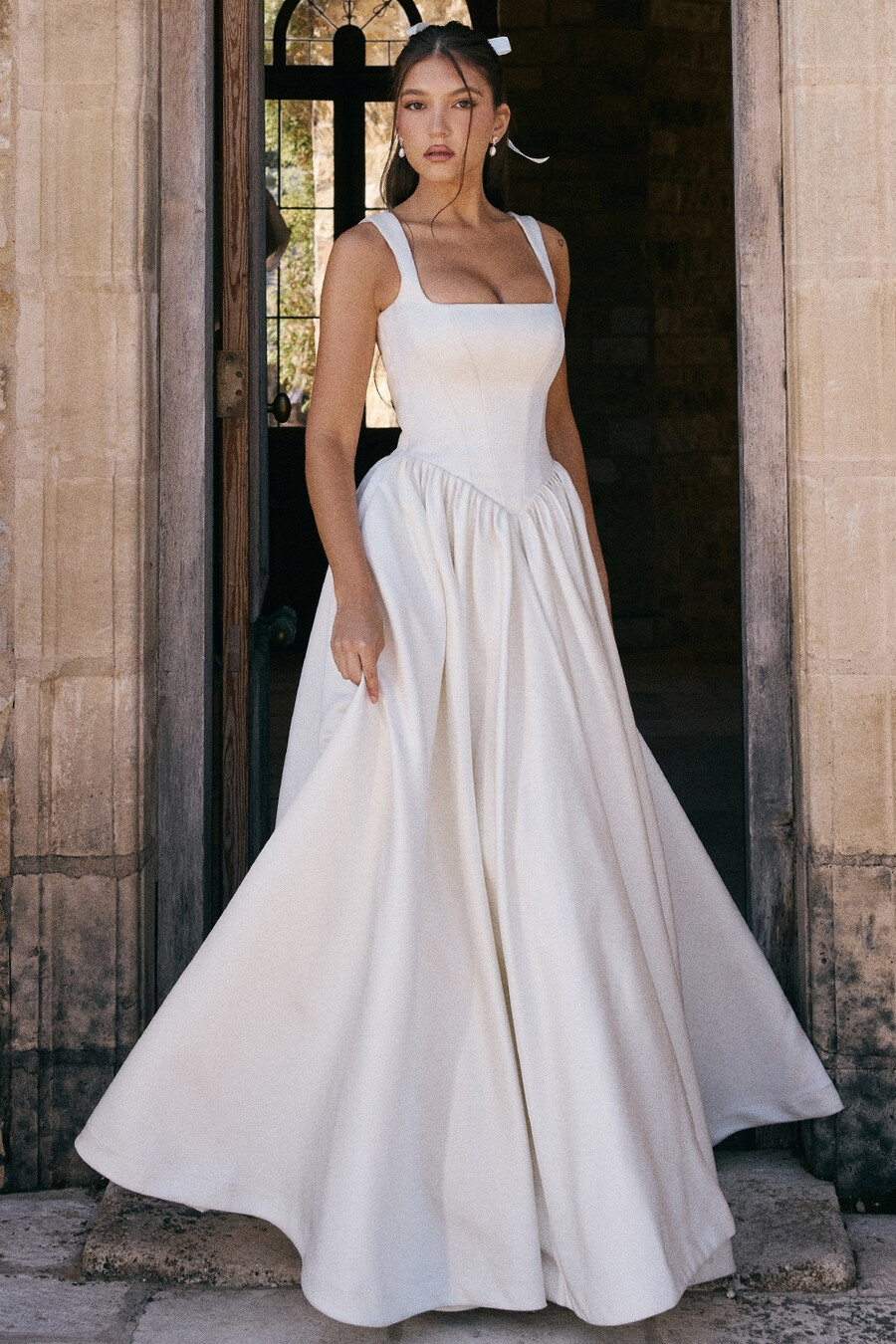 brautkleid aus elfenbeinfarbenem italienischem satin mit korsett