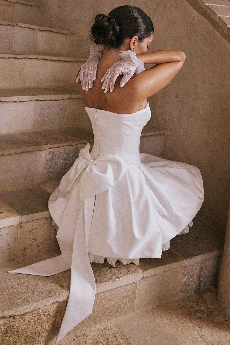 weißes trägerloses minikleid aus satin mit schleife