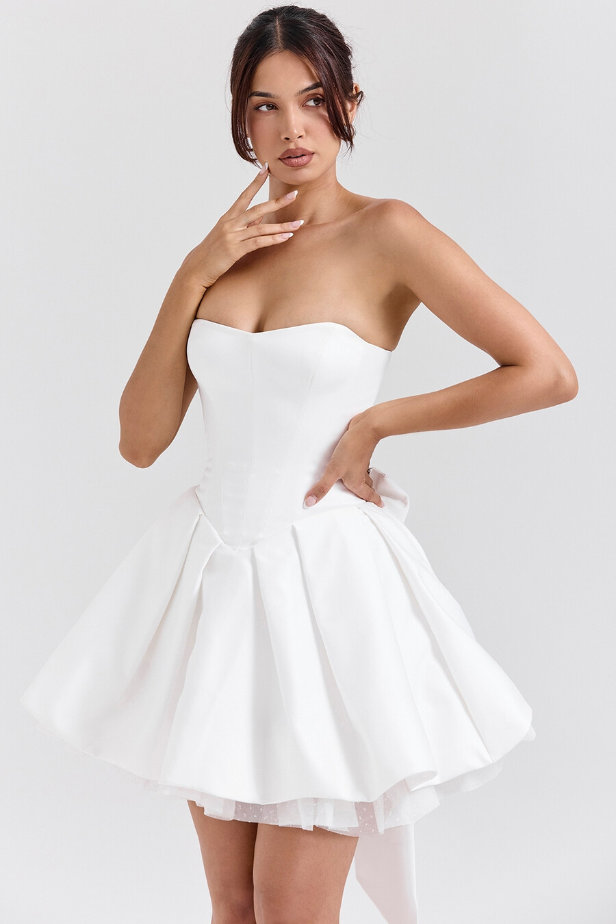 weißes trägerloses minikleid aus satin mit schleife