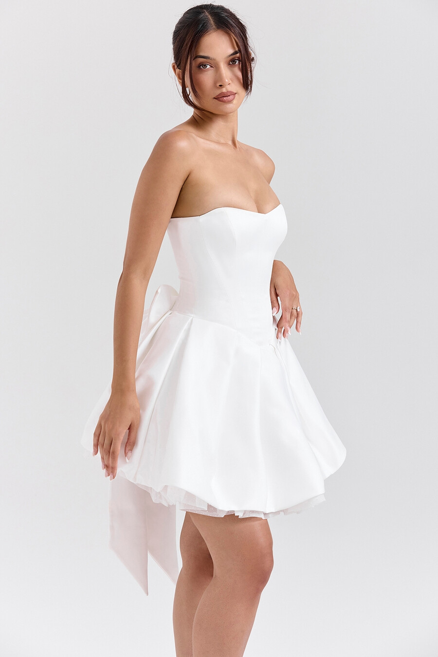 weißes trägerloses minikleid aus satin mit schleife