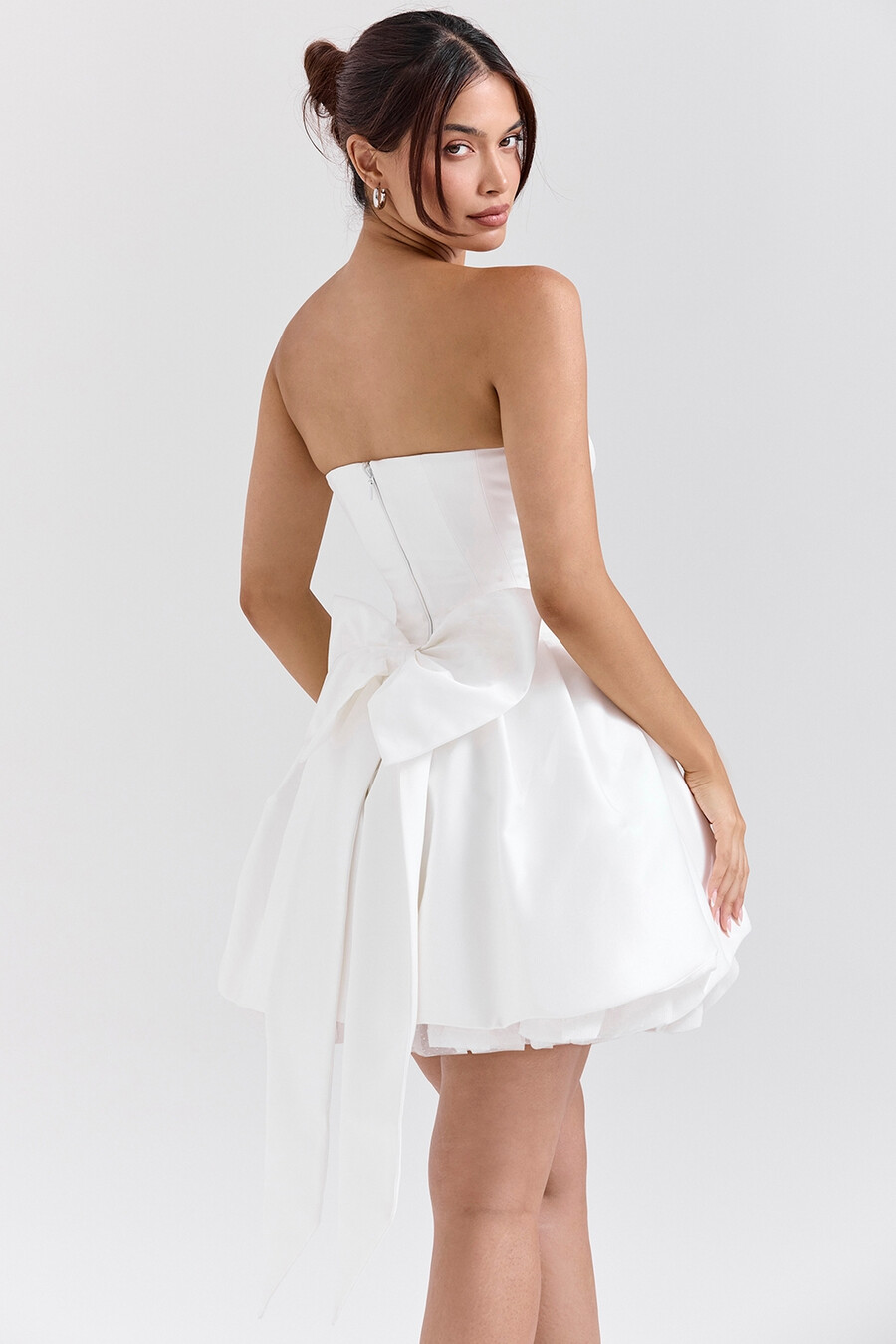 weißes trägerloses minikleid aus satin mit schleife