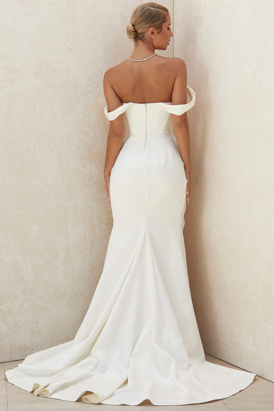 elfenbeinfarbenes brautkleid mit drapiertem korsett – limitierte auflage