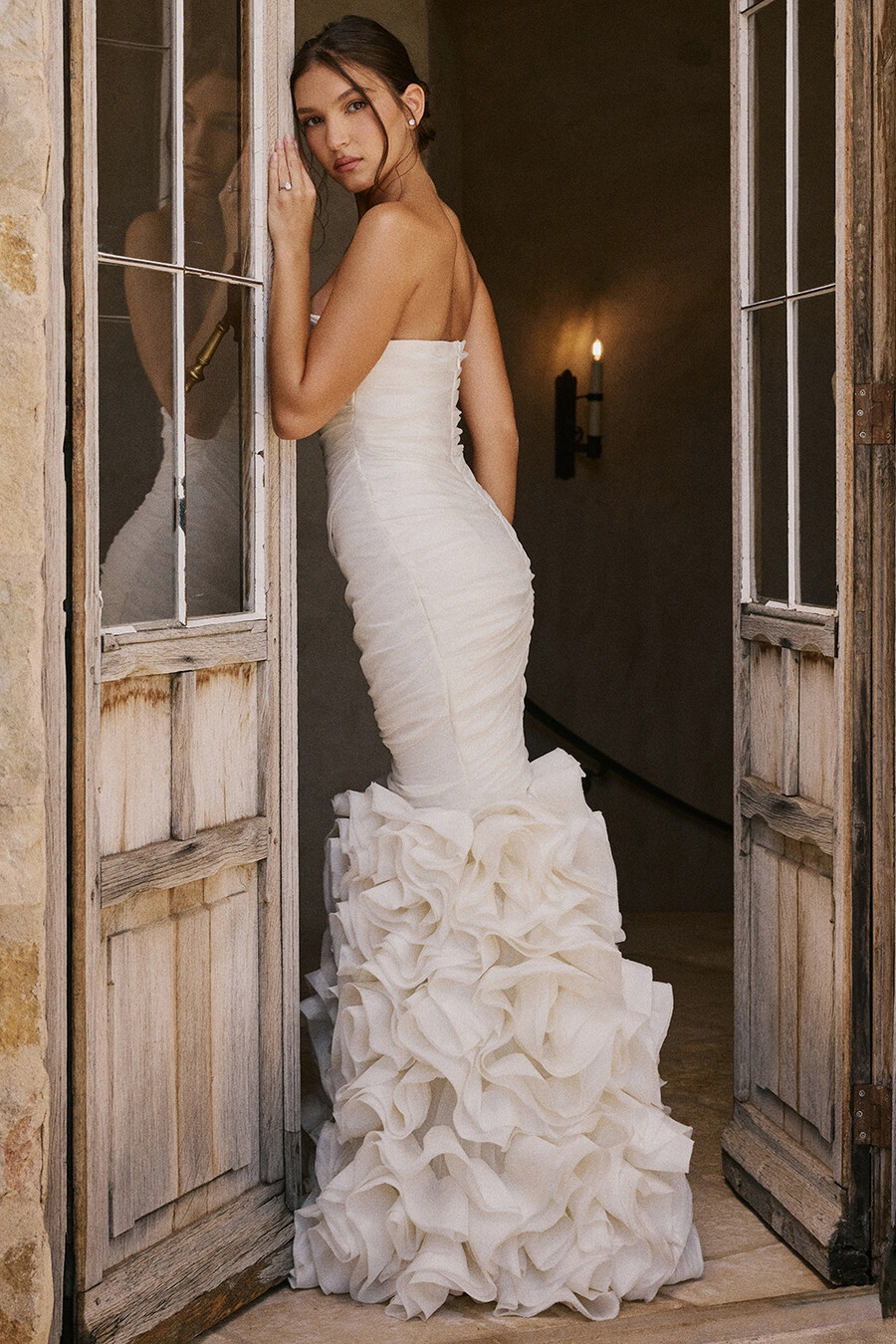 elfenbeinfarbenes trägerloses brautkleid mit rüschen