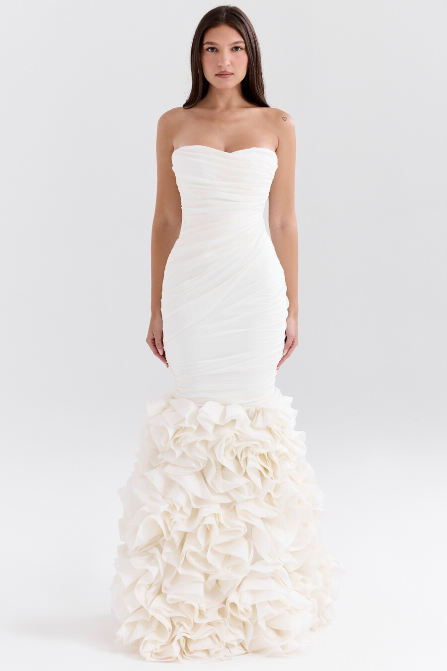 elfenbeinfarbenes trägerloses brautkleid mit rüschen