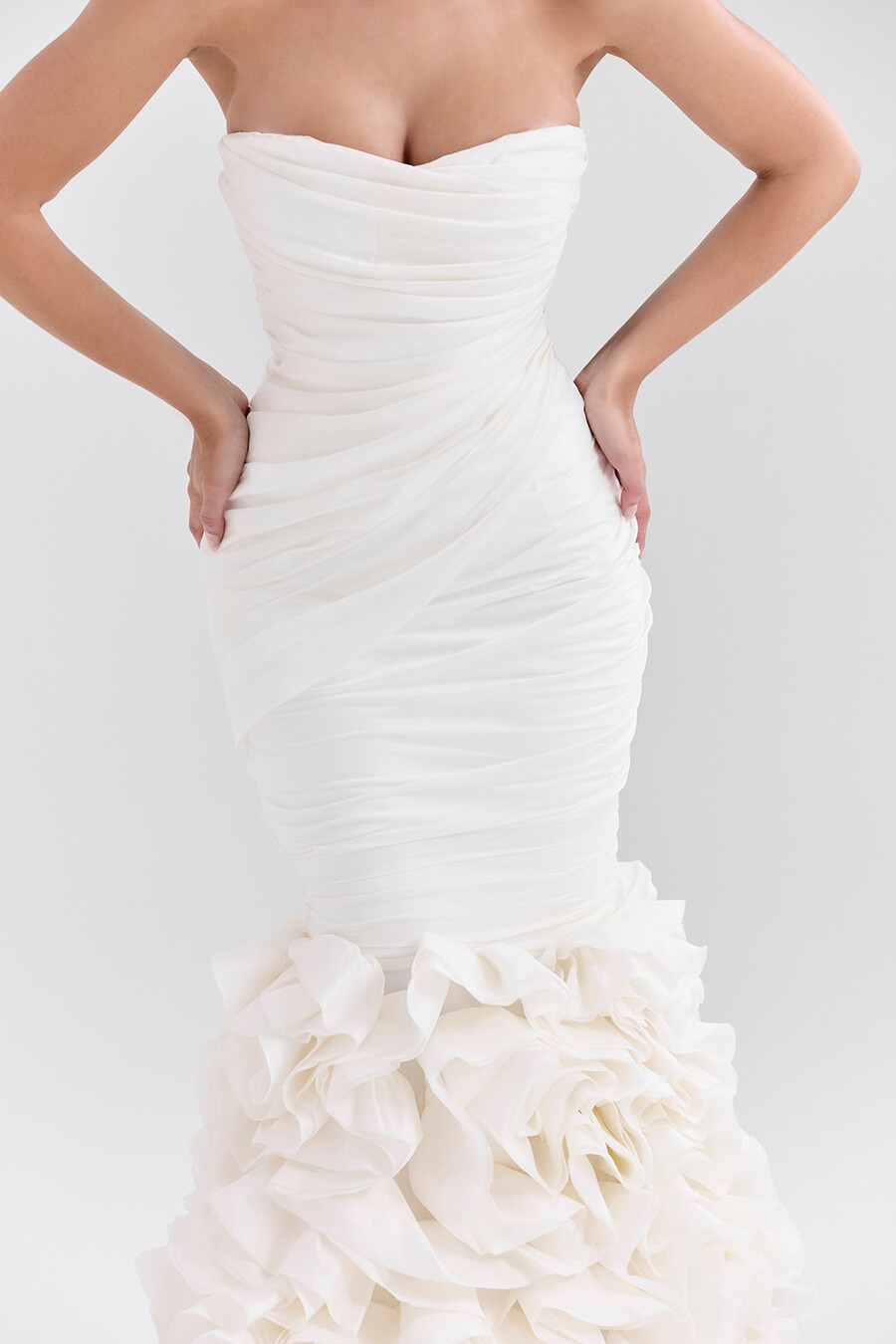elfenbeinfarbenes trägerloses brautkleid mit rüschen