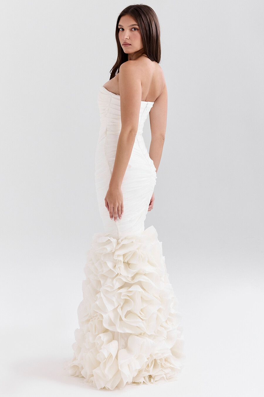 elfenbeinfarbenes trägerloses brautkleid mit rüschen