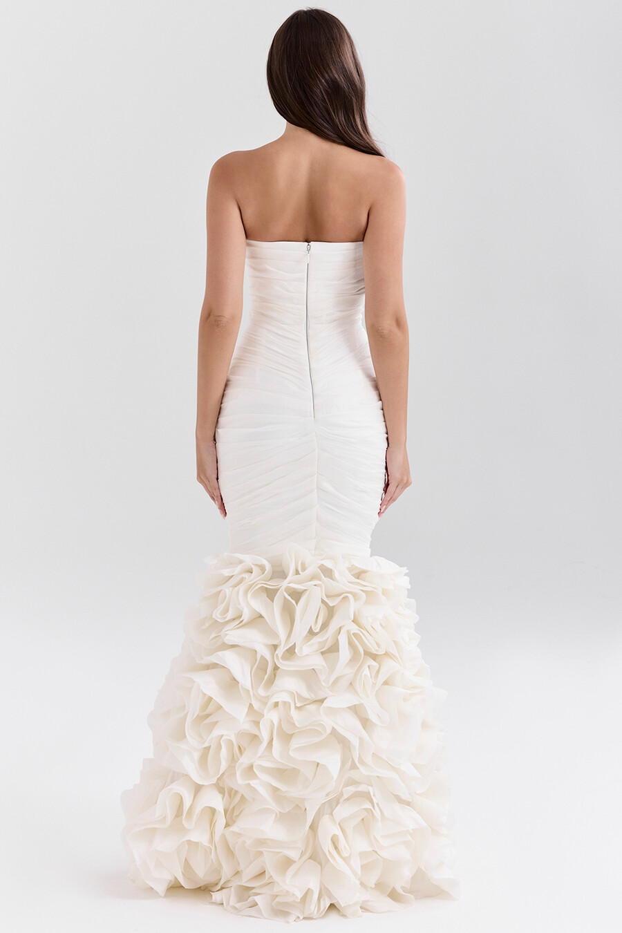 elfenbeinfarbenes trägerloses brautkleid mit rüschen