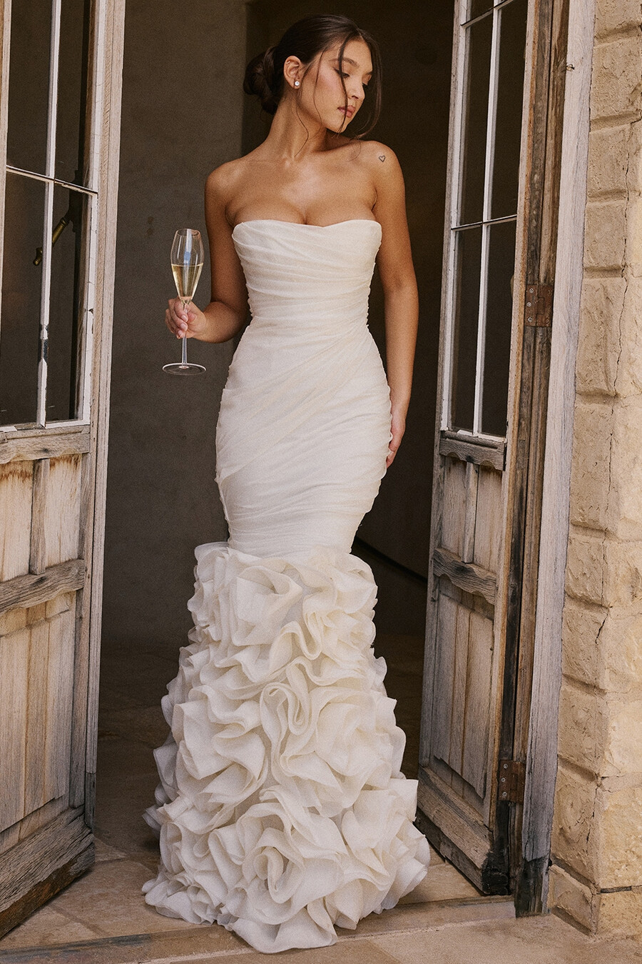 elfenbeinfarbenes trägerloses brautkleid mit rüschen