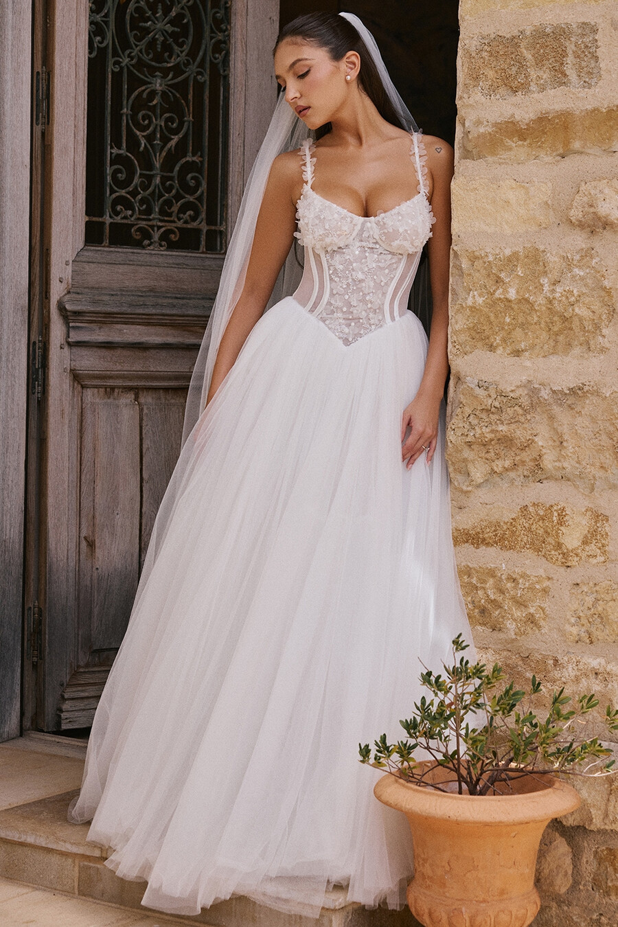 brautkleid aus weißem floralem spitzen-tüll
