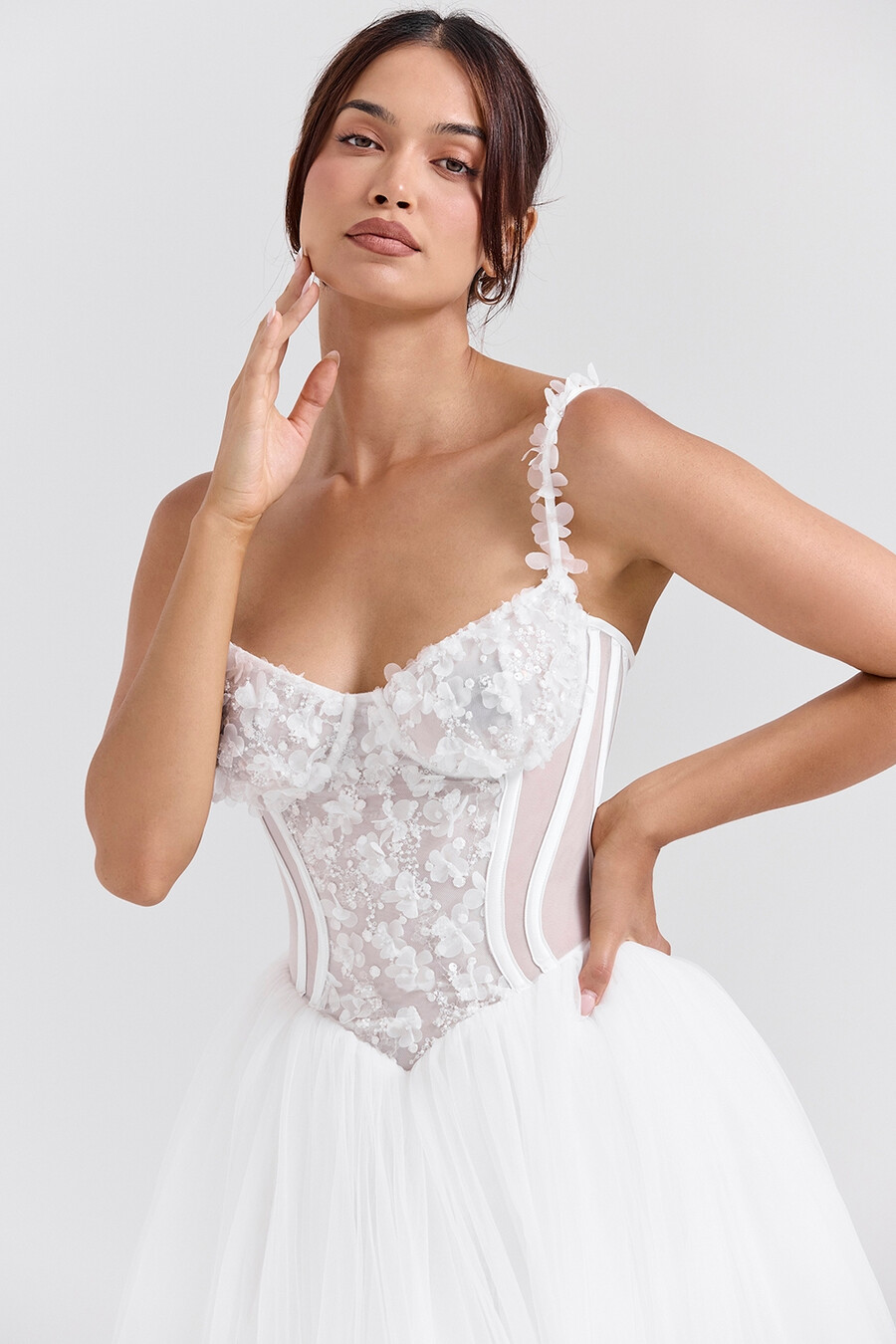 brautkleid aus weißem floralem spitzen-tüll