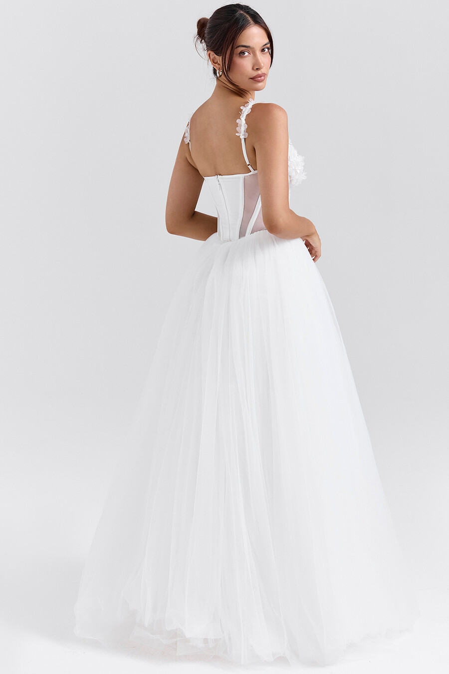 brautkleid aus weißem floralem spitzen-tüll