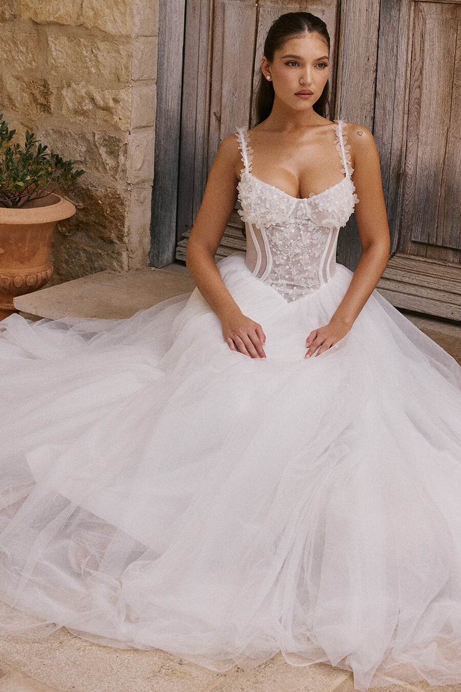 brautkleid aus weißem floralem spitzen-tüll