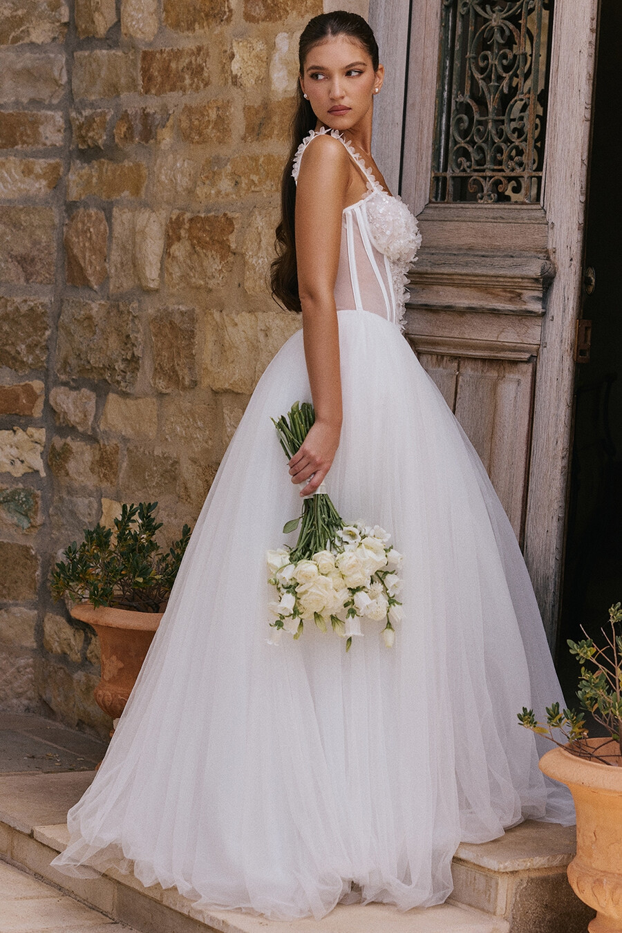 brautkleid aus weißem floralem spitzen-tüll