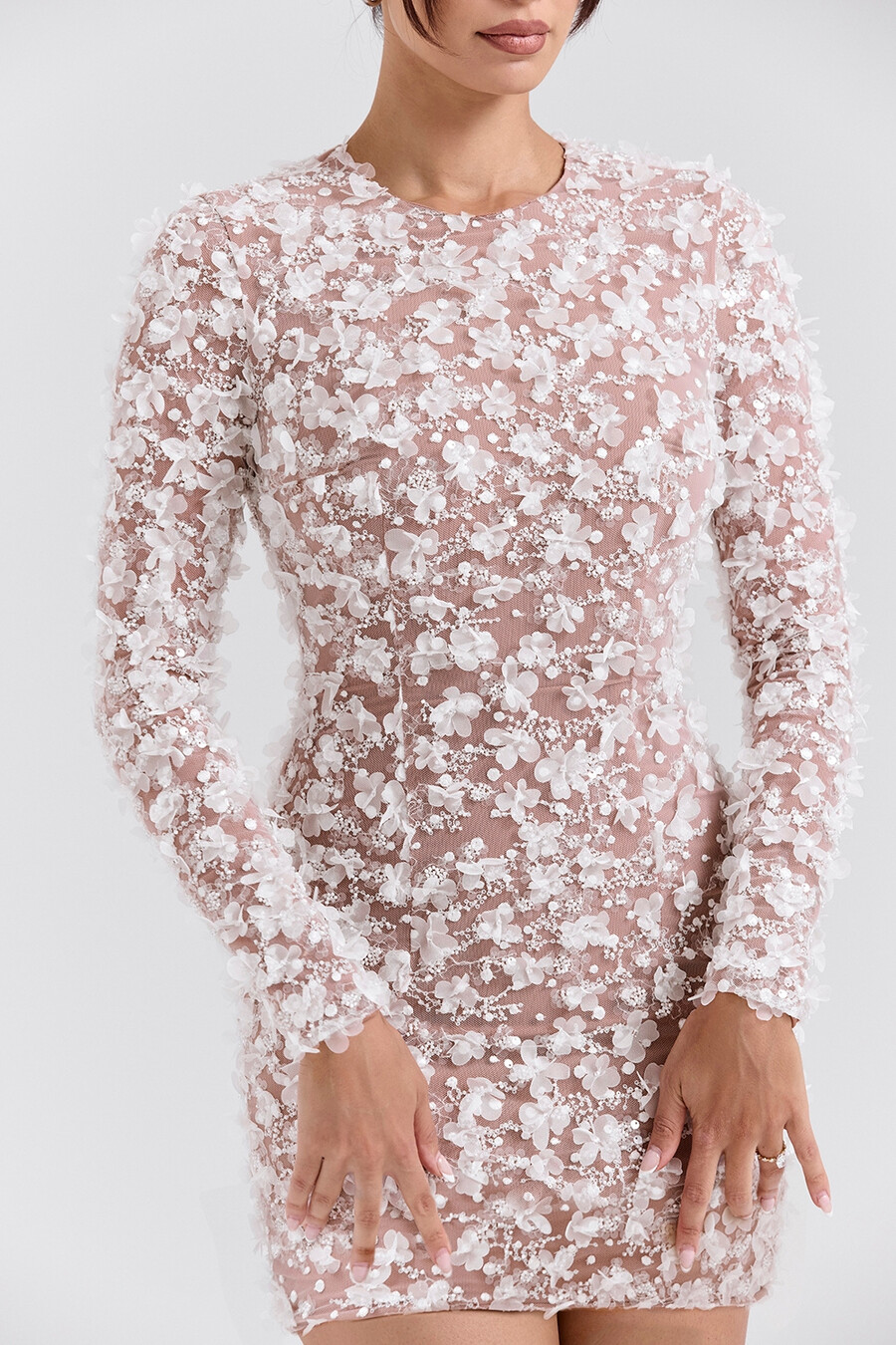 weißes rückenfreies mini-brautkleid mit floralen applikationen