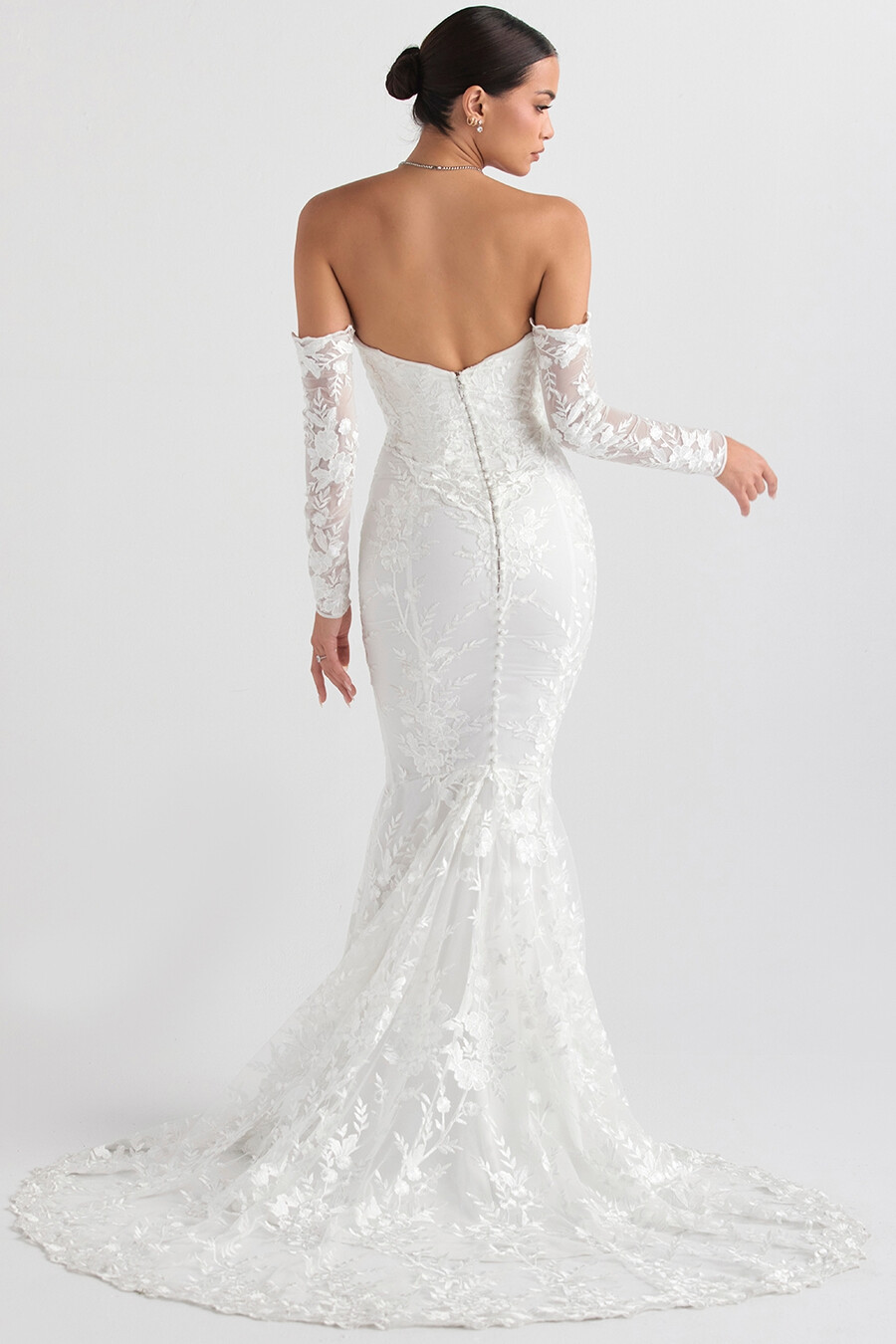 weißes brautkleid aus spitze mit langen Ärmeln