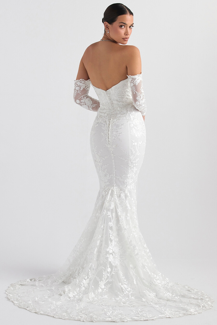 weißes brautkleid aus spitze mit langen Ärmeln