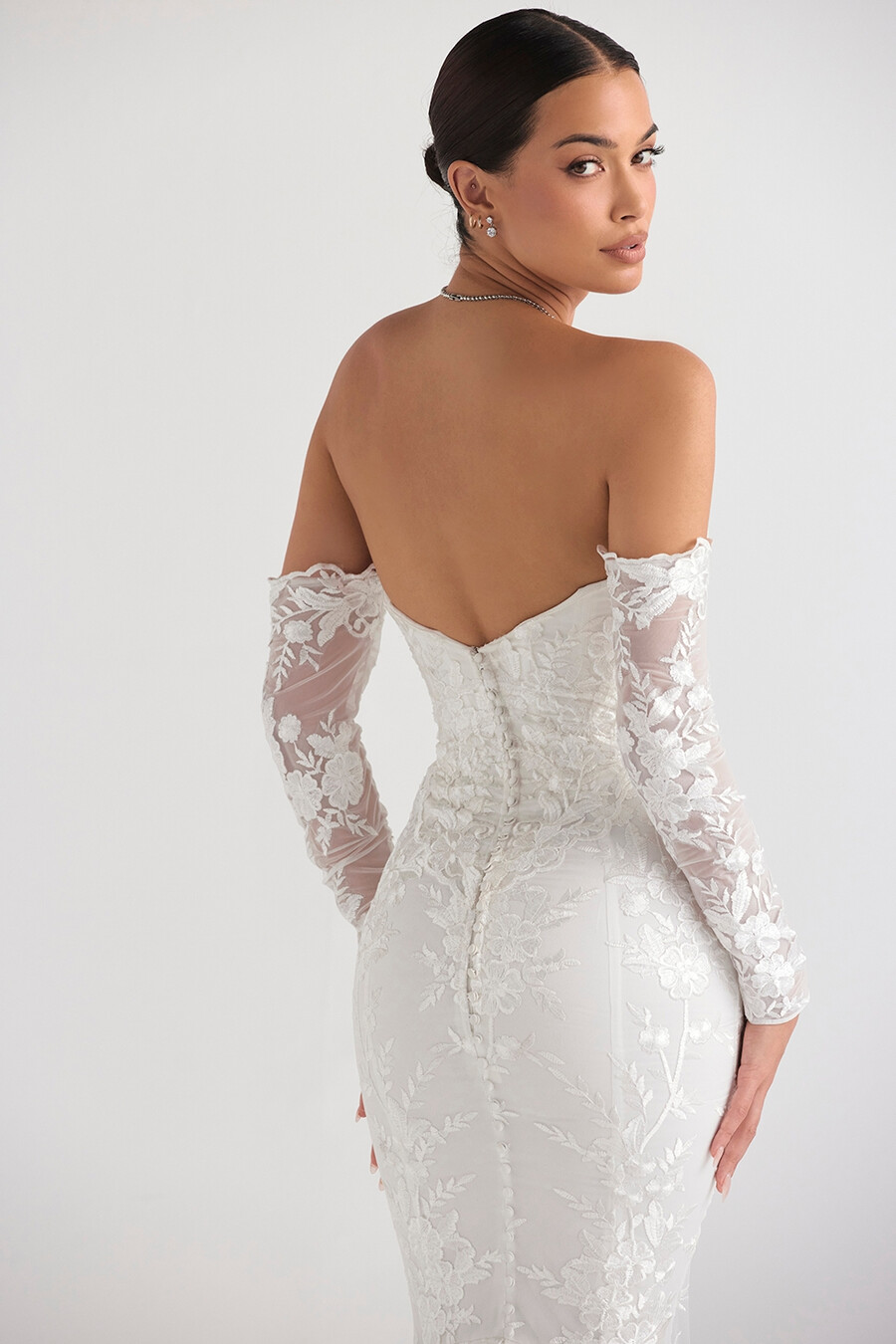 weißes brautkleid aus spitze mit langen Ärmeln