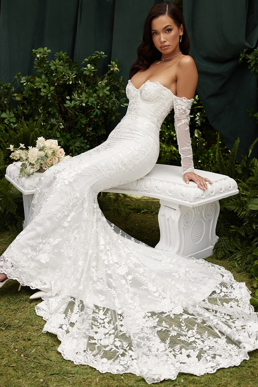 weißes brautkleid aus spitze mit langen Ärmeln
