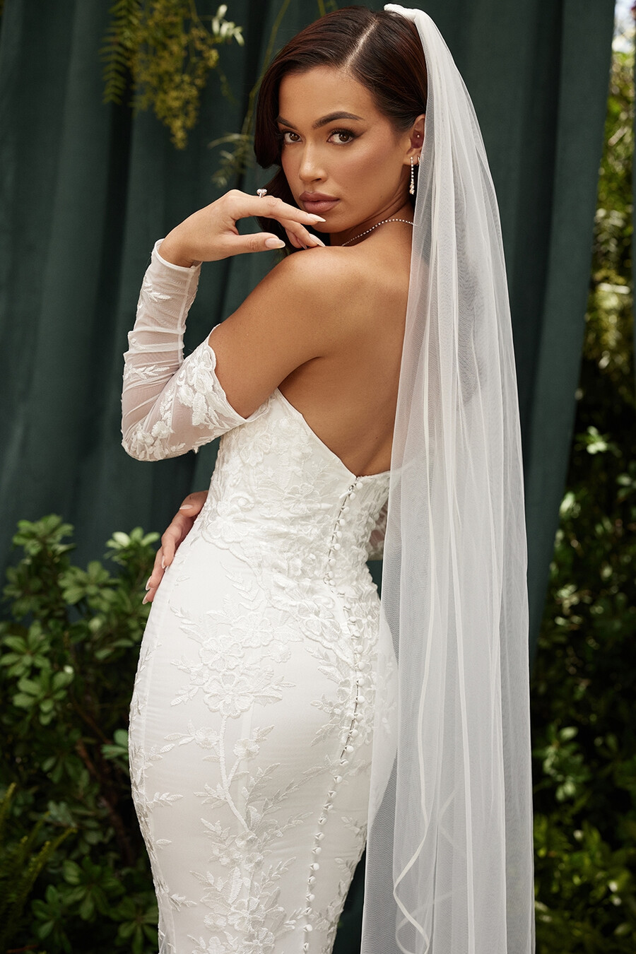 weißes brautkleid aus spitze mit langen Ärmeln
