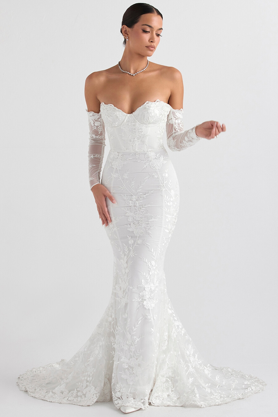 weißes brautkleid aus spitze mit langen Ärmeln
