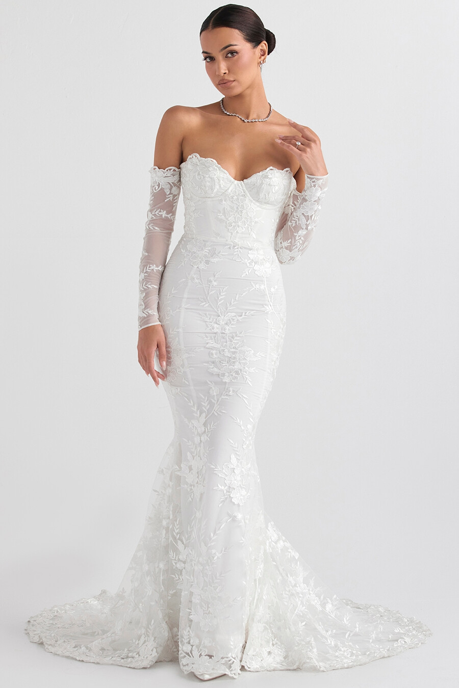 weißes brautkleid aus spitze mit langen Ärmeln