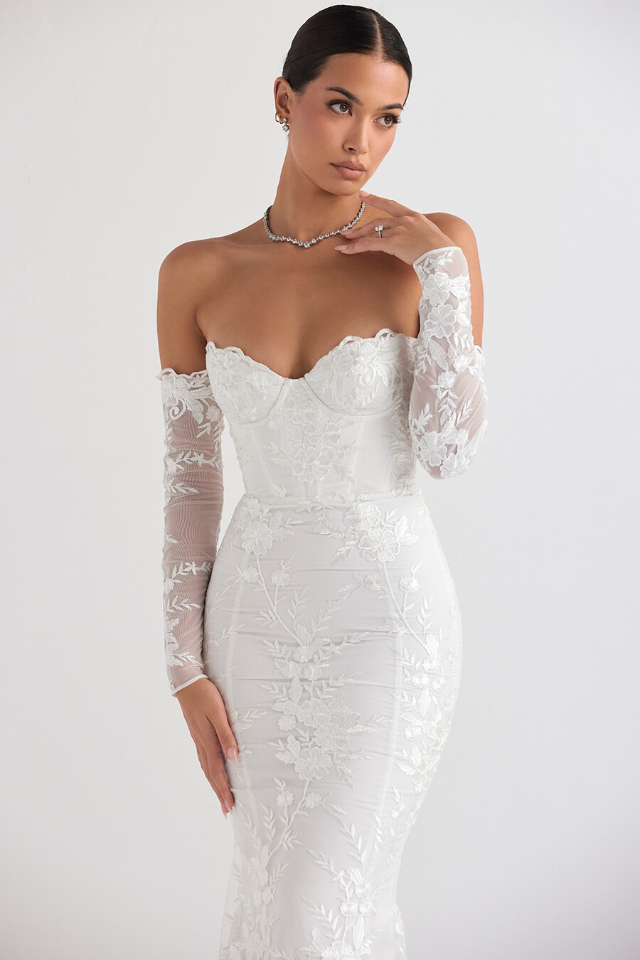 weißes brautkleid aus spitze mit langen Ärmeln