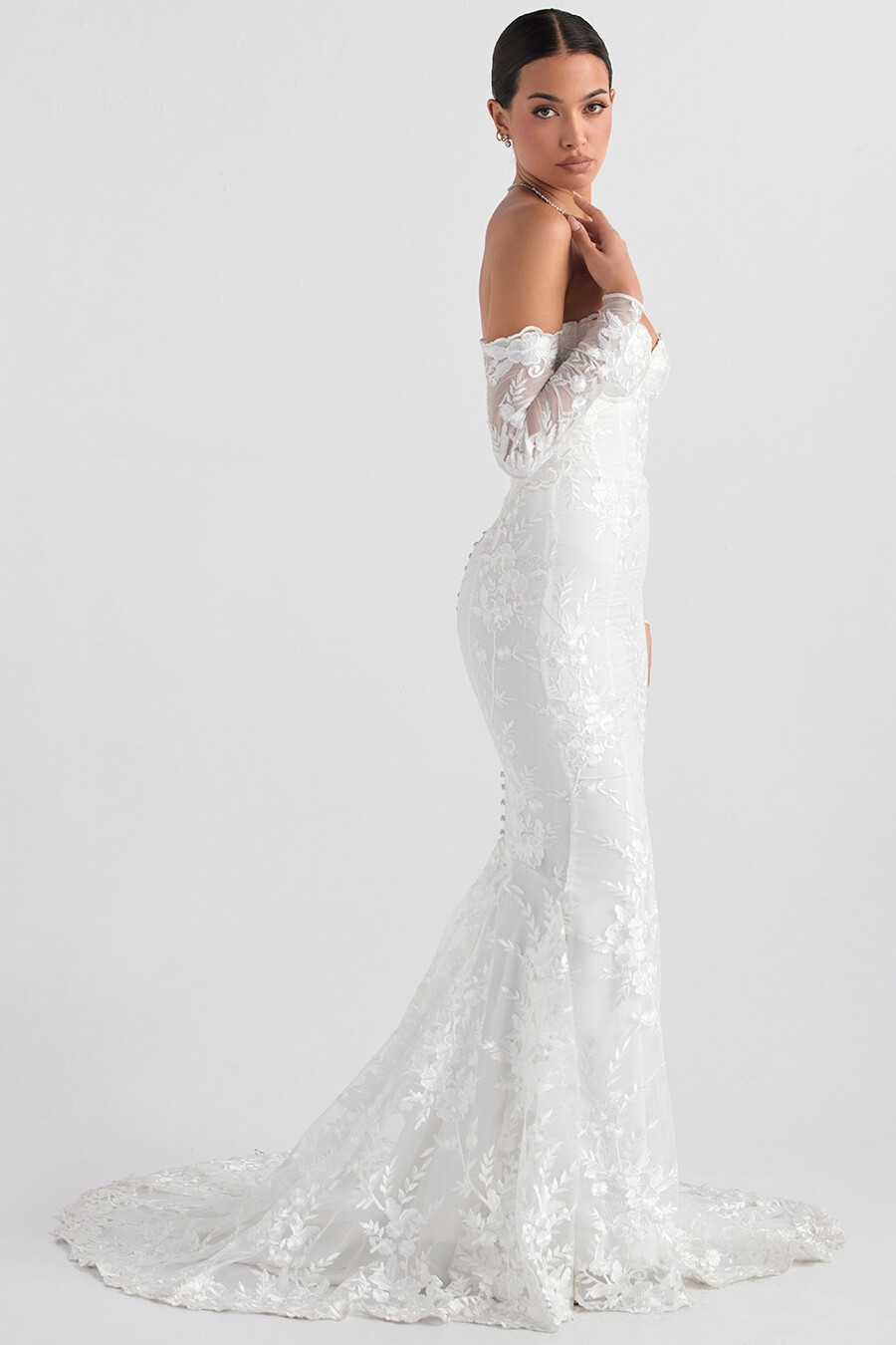 weißes brautkleid aus spitze mit langen Ärmeln