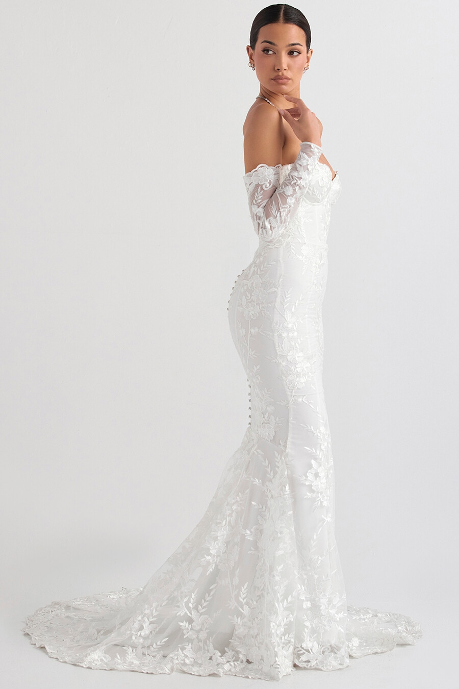 weißes brautkleid aus spitze mit langen Ärmeln