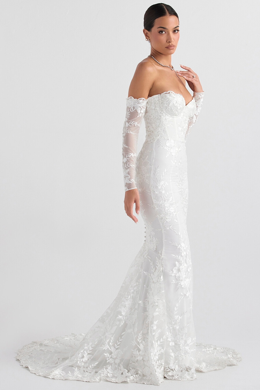weißes brautkleid aus spitze mit langen Ärmeln