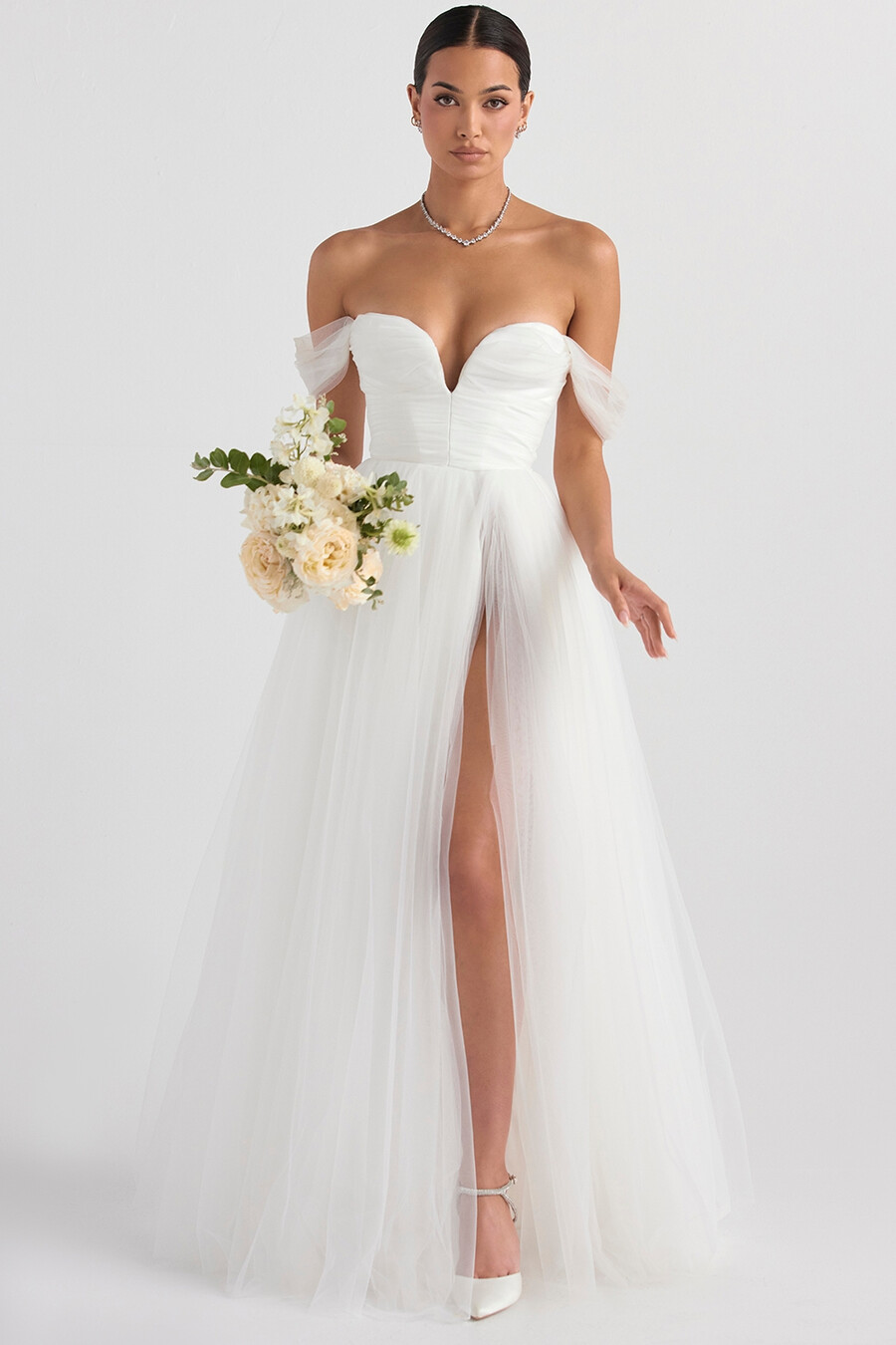 brautkleid aus weißem tüll