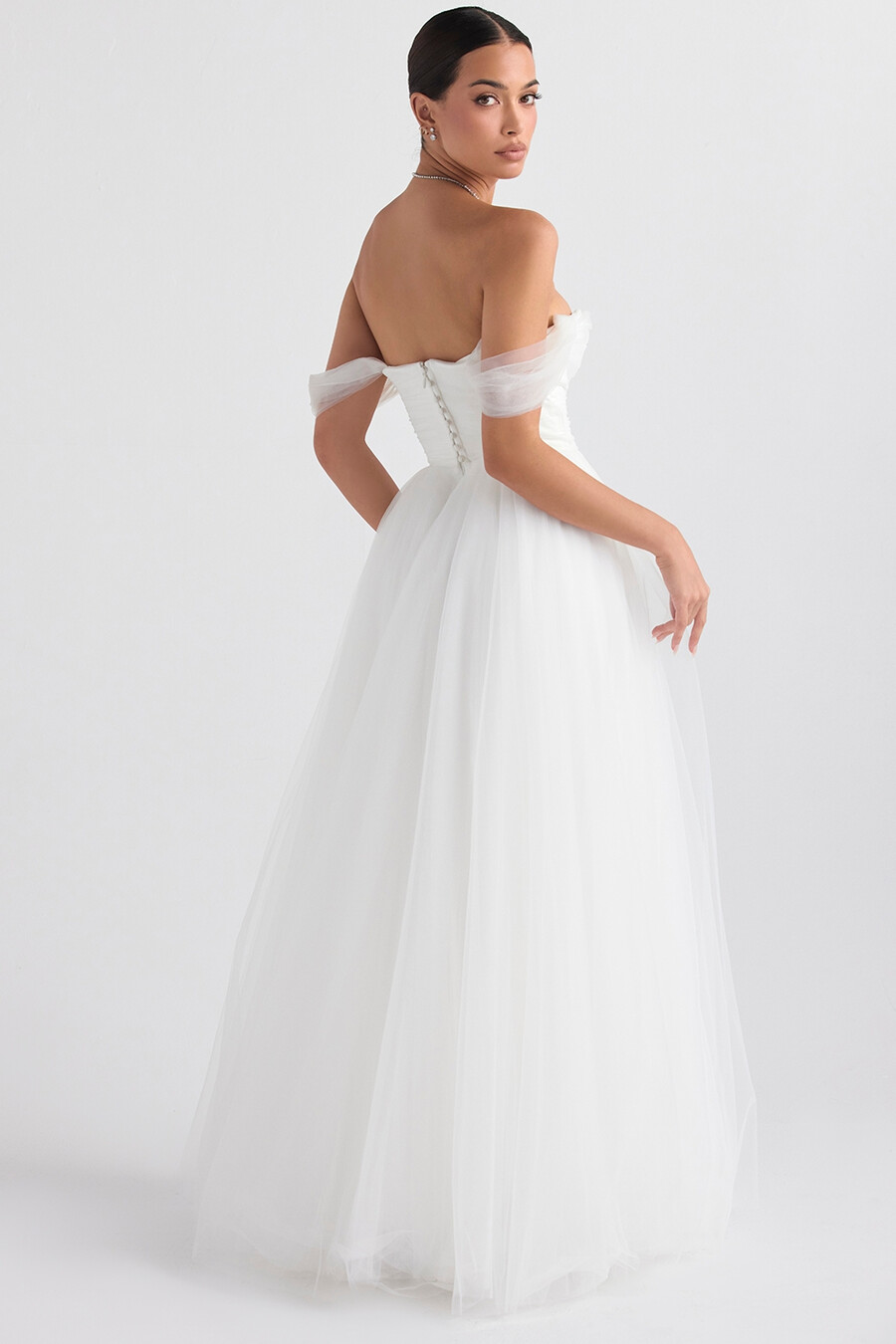 brautkleid aus weißem tüll