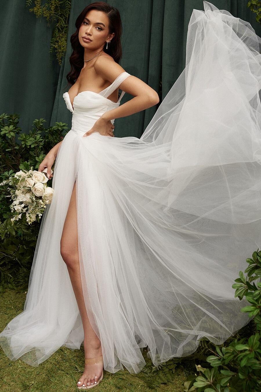 brautkleid aus weißem tüll