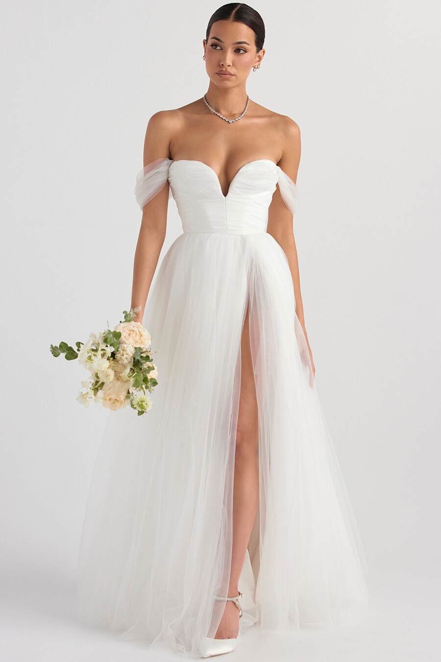 brautkleid aus weißem tüll