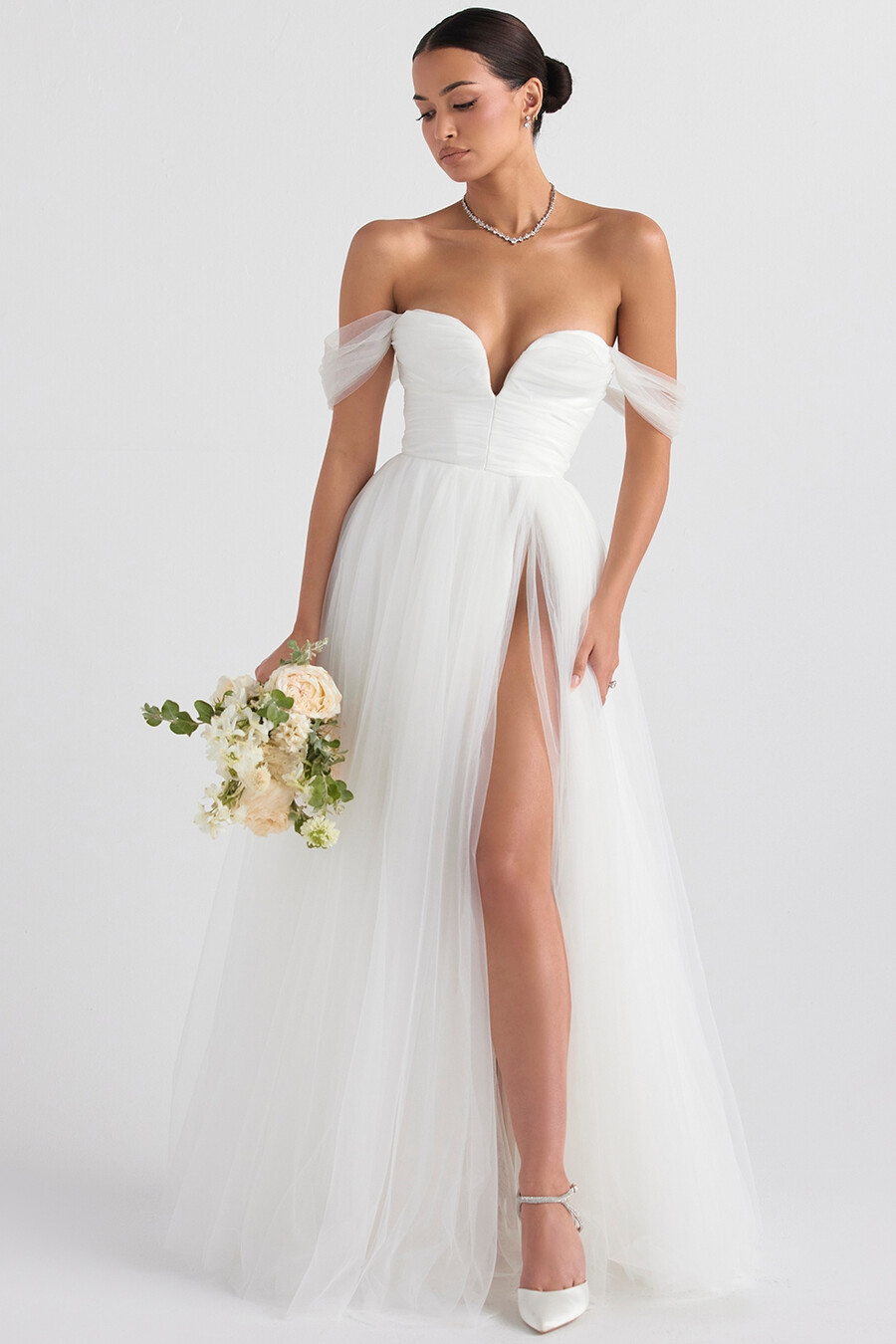 brautkleid aus weißem tüll