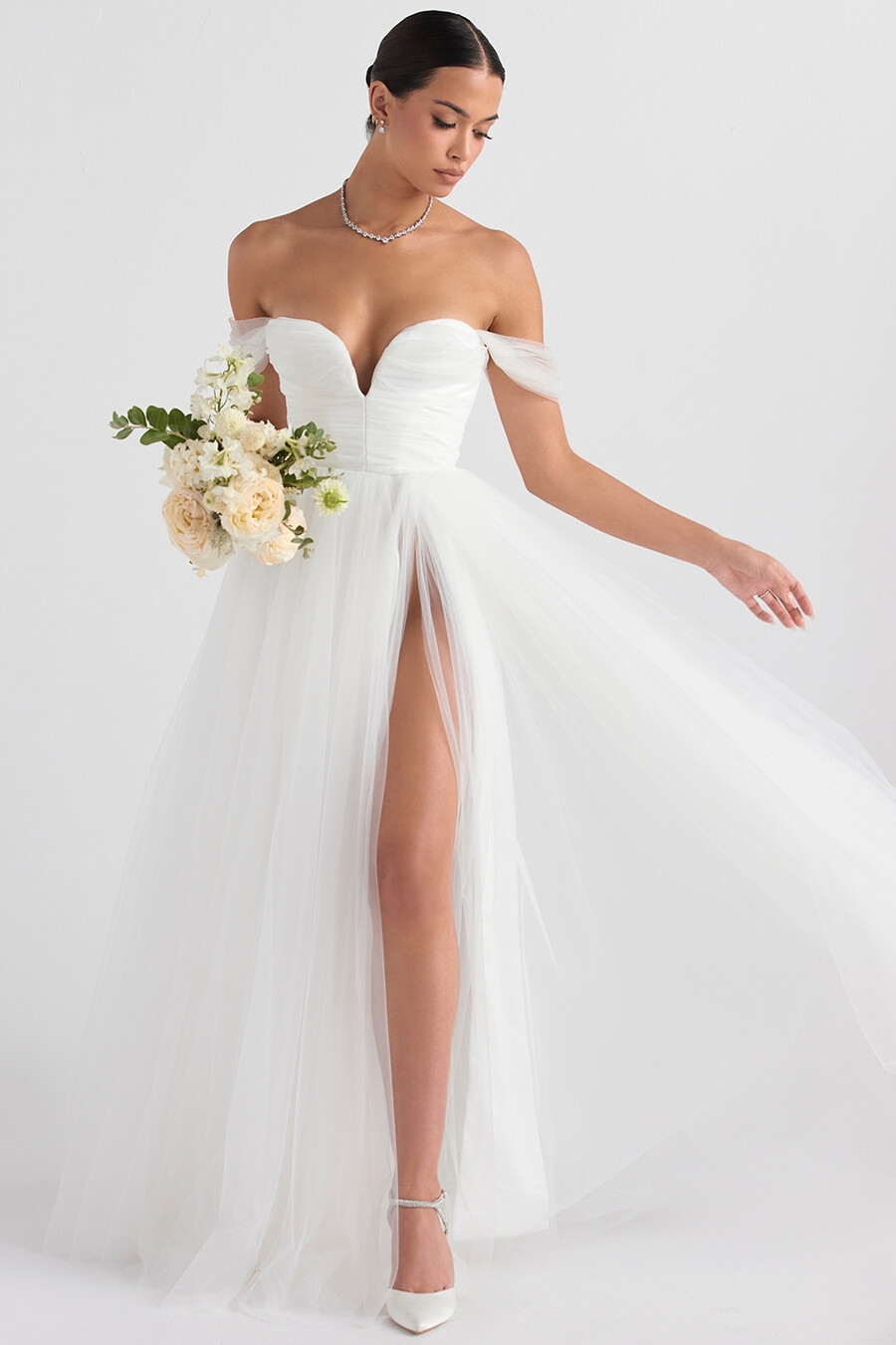 brautkleid aus weißem tüll