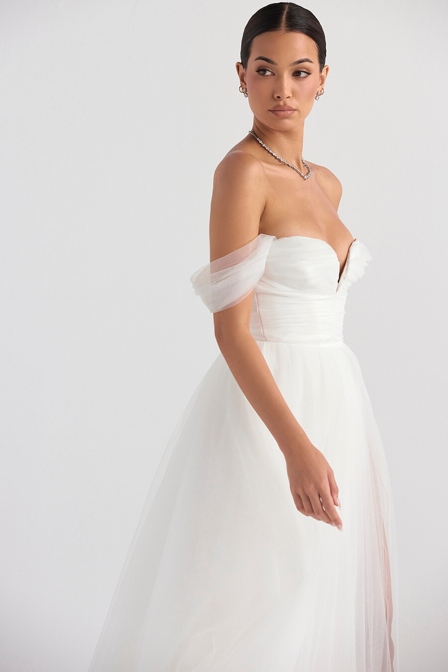 brautkleid aus weißem tüll