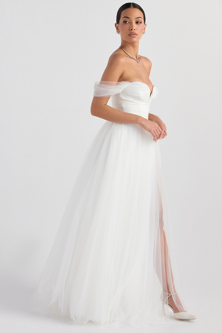 brautkleid aus weißem tüll