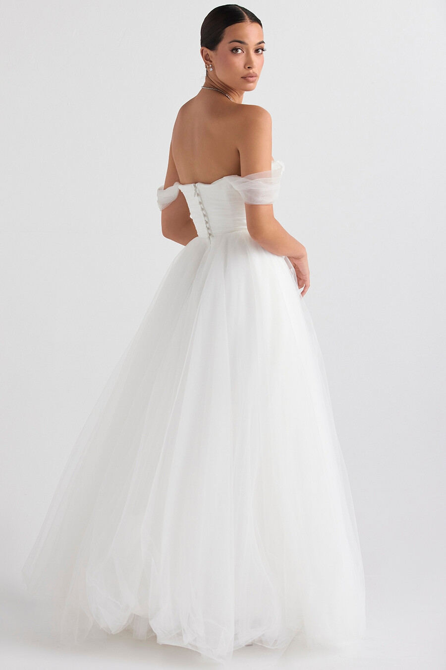brautkleid aus weißem tüll