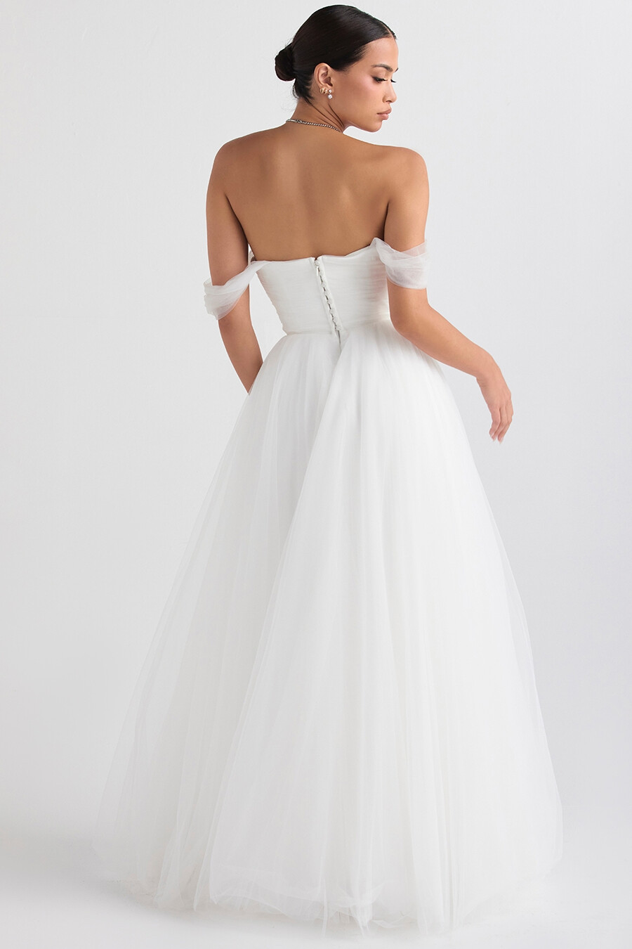 brautkleid aus weißem tüll