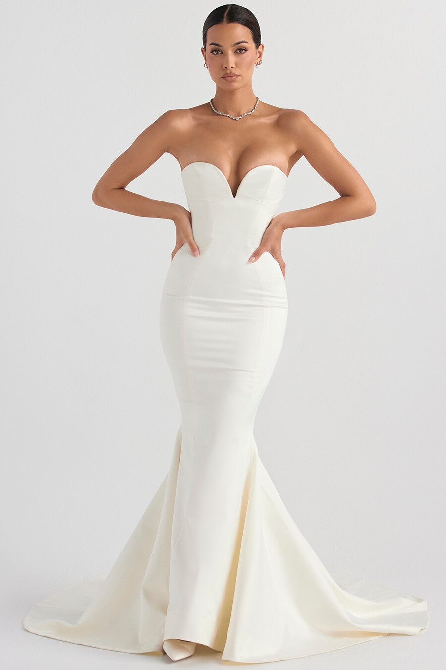 elfenbeinfarbenes trägerloses brautkleid aus satin
