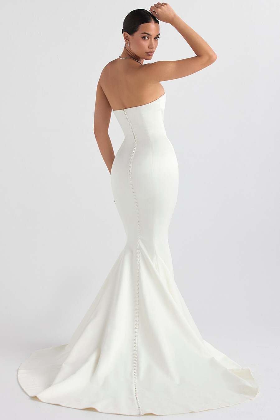 elfenbeinfarbenes trägerloses brautkleid aus satin