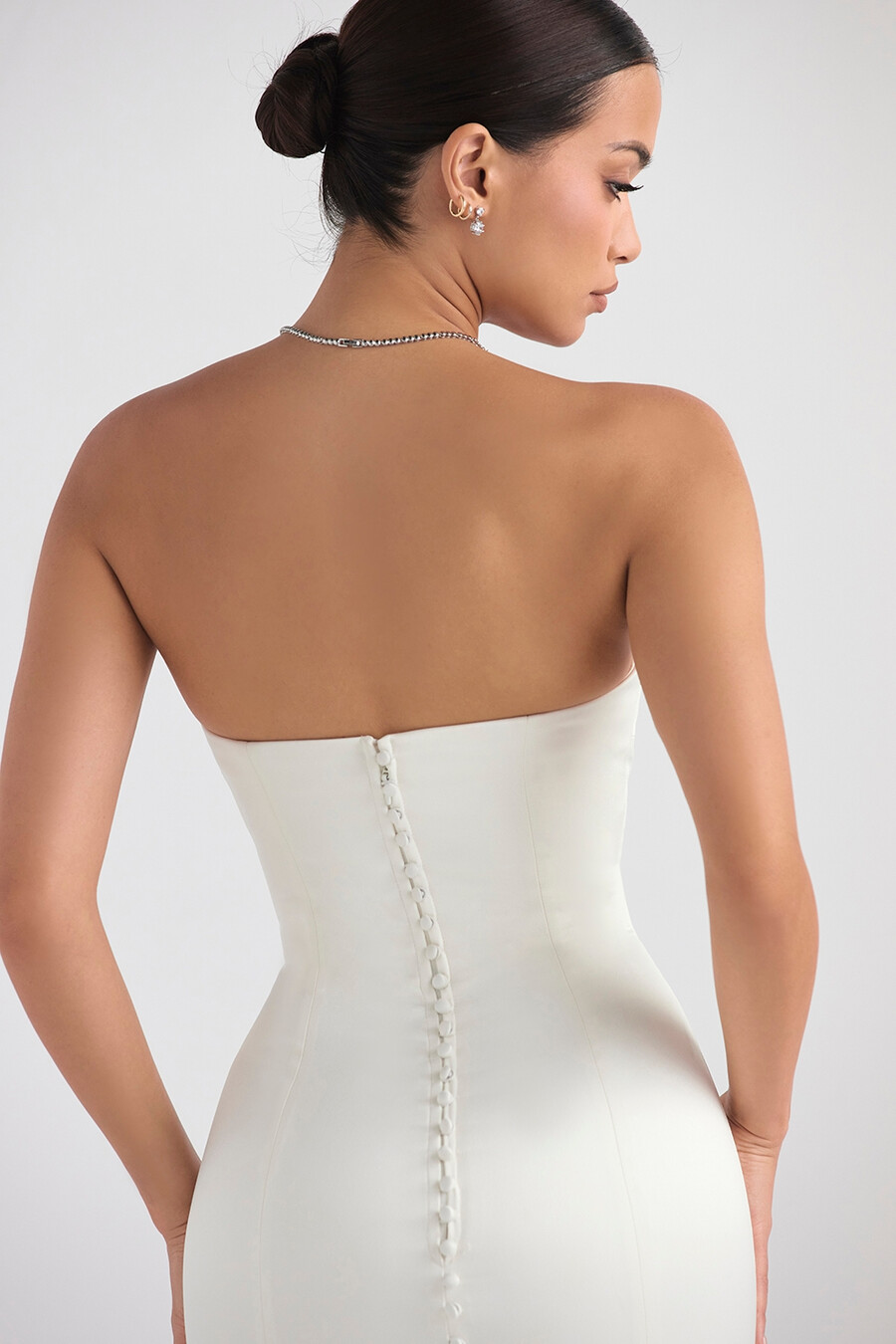 elfenbeinfarbenes trägerloses brautkleid aus satin