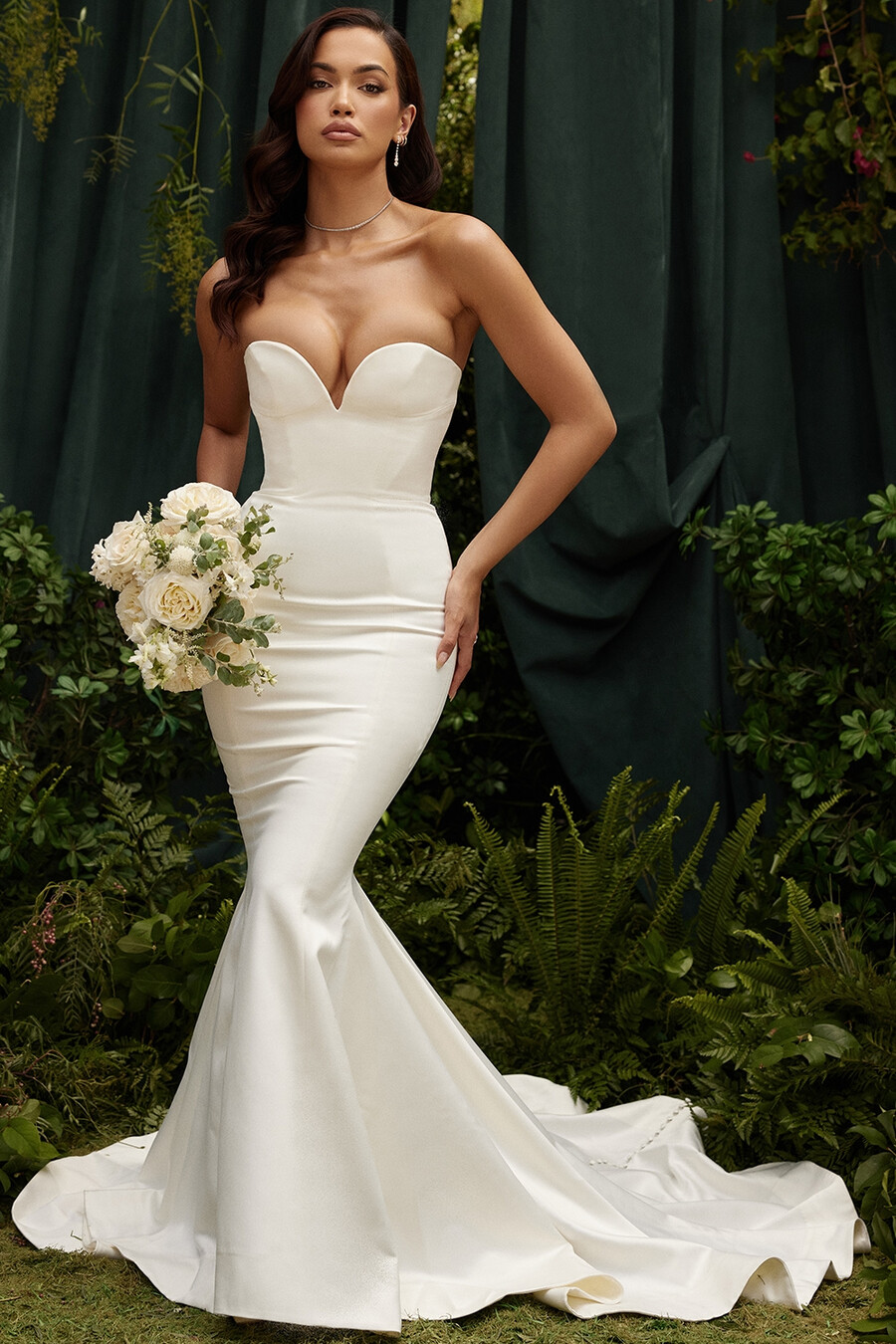 elfenbeinfarbenes trägerloses brautkleid aus satin